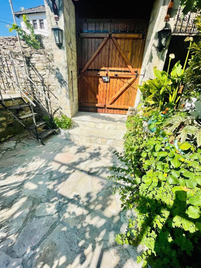 Denis Guesthouse 1930 Gjirokastër Exterior foto