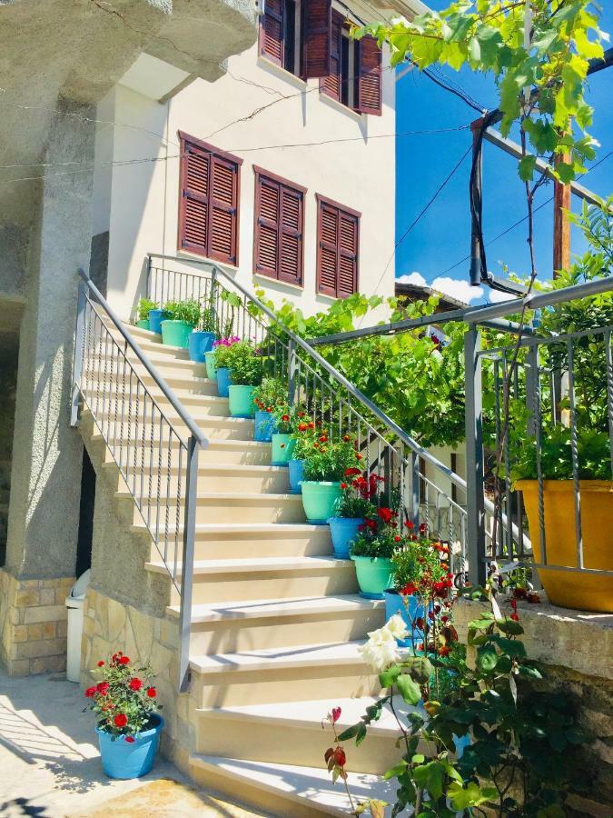 Denis Guesthouse 1930 Gjirokastër Exterior foto